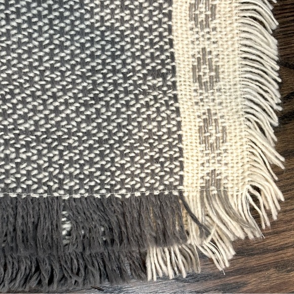 Demdaco Gray White Fringe Pocket Blanket Scarf - Picture 5 of 10